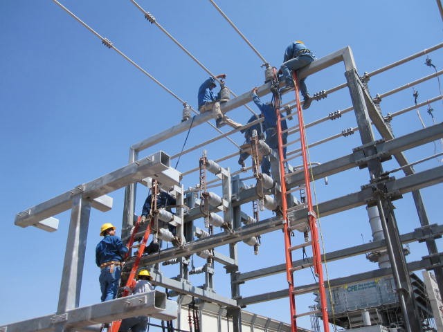 Construcción de redes eléctricas en media baja tensión